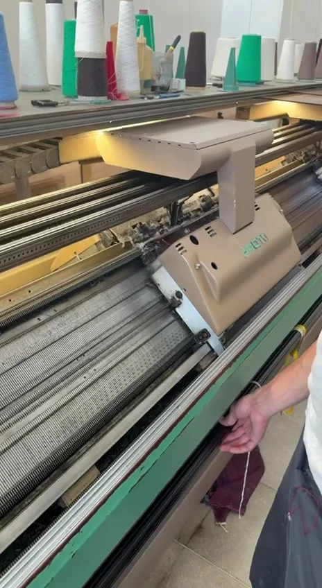 Der Schlitten der Flachstrickmaschine