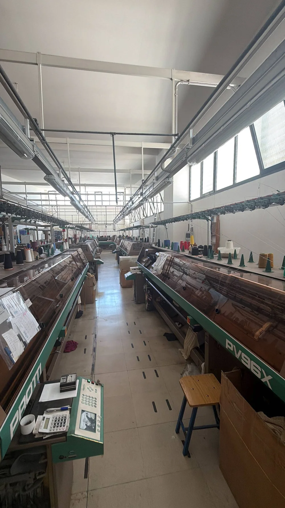 Die Halle der Manufaktur mit Protti-Flachstrickmaschinen
